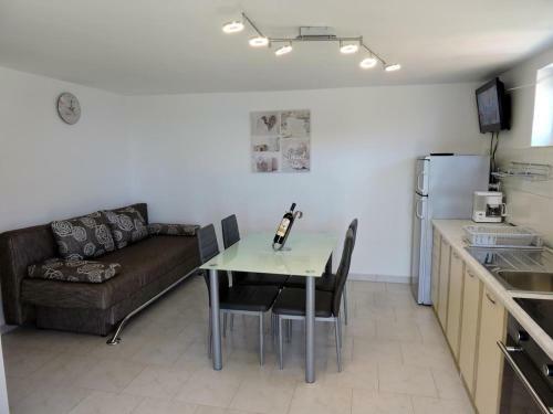 Family Friendly Seaside Apartments Preko (ugljan) - 8232