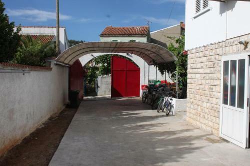 Family Friendly Seaside Apartments Preko (ugljan) - 8232