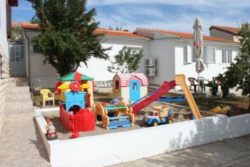 Family Friendly Seaside Apartments Preko (ugljan) - 8232