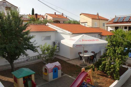 Family Friendly Seaside Apartments Preko (ugljan) - 8232