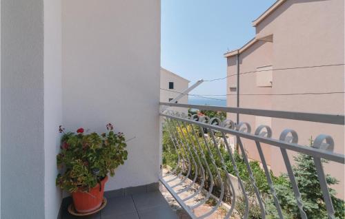 Two-bedroom Apartment In Podstrana