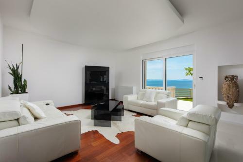 Villa Gg: The White Villa