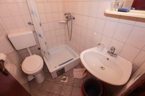 Hostal Apartments Adna