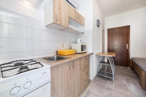 Apartments By The Sea Brist (makarska) - 6867
