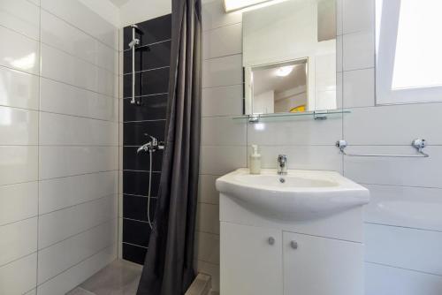 Apartments By The Sea Brist (makarska) - 6867