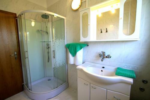 Apartment Pirovac 13692b