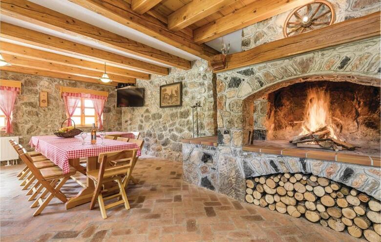 Four-bedroom Holiday Home In Perusic