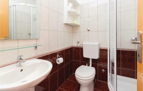 Eight-bedroom Holiday Home In Pasman