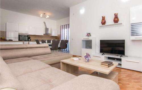 Five-bedroom Holiday Home In Pakostane