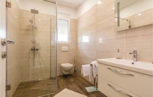 Three-bedroom Holiday Home In Pakostane