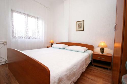 Apartments With A Swimming Pool Pag - 220