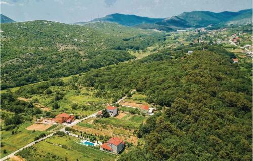 Three-bedroom Apartment In Ostrvica