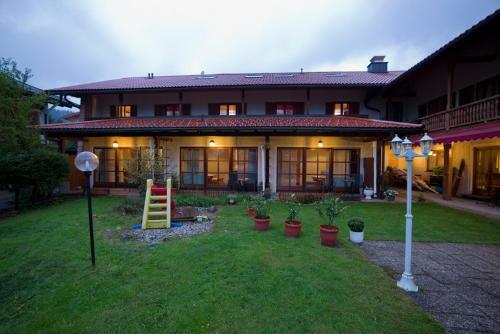 Zum Hirschhaus Hotel-restaurant