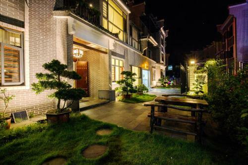 Dongjiang Lake Mountain Mist Inn