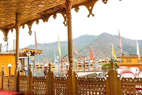 Aziz Palace Group Of Houseboats