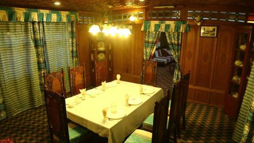 Aziz Palace Group Of Houseboats