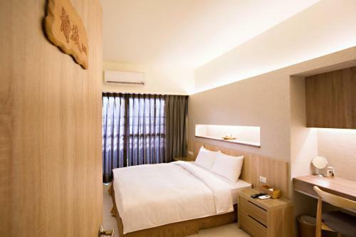 Traveller-inn Zhongzheng Library