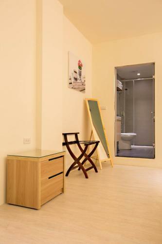 Traveller-inn Zhongzheng Library