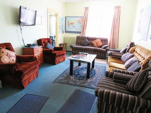 Braemar House B&B And Yha Hostel