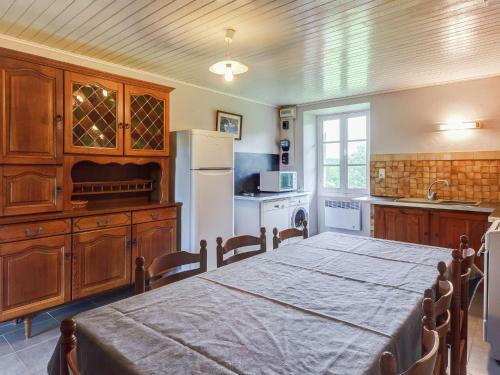Cozy Holiday Home In Besse With Swimming Pool