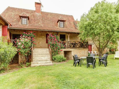 Cozy Holiday Home In Besse With Swimming Pool