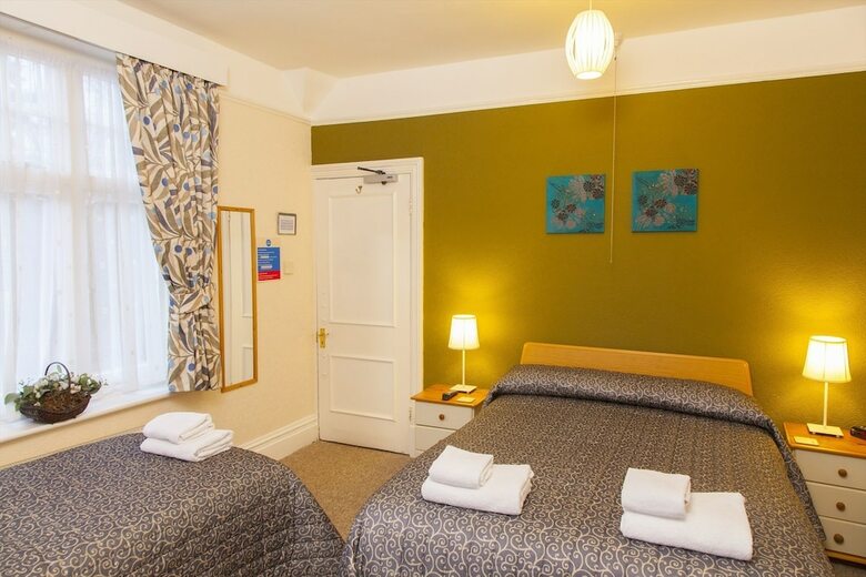 Hostal Gatwick Turret Guest House