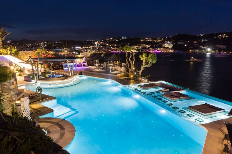 Kivotos Clubhotel