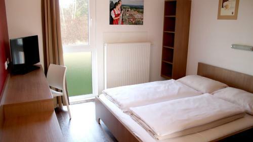 Avia Motel Gm�nd