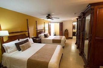 Los Abolengos, Grand Class Casona Hotel