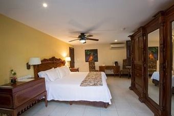 Los Abolengos, Grand Class Casona Hotel