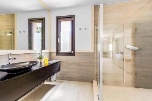 Cala San Vicente Villa Sleeps 8 Pool Air Con Wifi