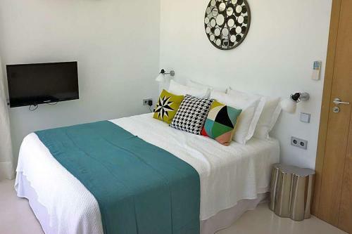 Cala Tarida Villa Sleeps 12 Pool Air Con Wifi