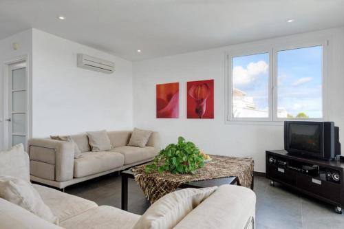 Arenal D'en Castell Villa Sleeps 8 Pool Air Con