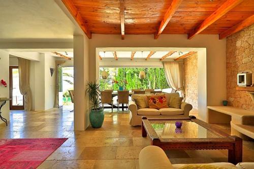 Cala Llonga Villa Sleeps 10 Pool Air Con Wifi