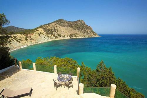 Cala Llonga Villa Sleeps 10 Pool Air Con Wifi