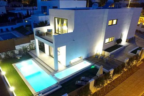 Cala Llonga Villa Sleeps 8 Pool Air Con Wifi