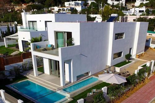 Cala Llonga Villa Sleeps 8 Pool Air Con Wifi