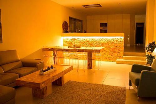 Cala Llonga Villa Sleeps 8 Pool Air Con Wifi