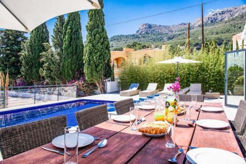 Calpe Villa Sleeps 8 Pool Air Con Wifi