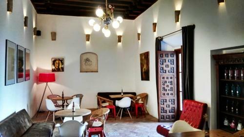 Frenteabastos Hostel & Suites