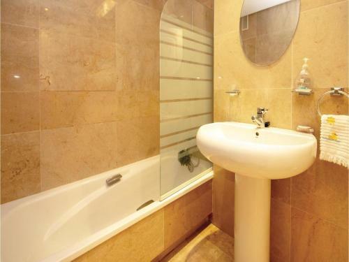 Three-bedroom Apartment In Puerto De La Duquesa