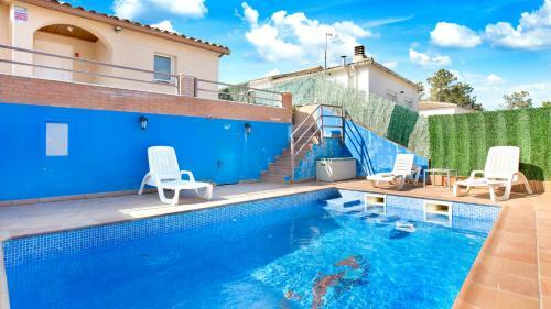 Lloret De Mar Villa Sleeps 6