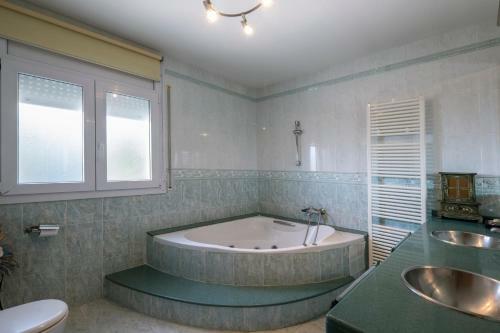 Lloret De Mar Villa Sleeps 9
