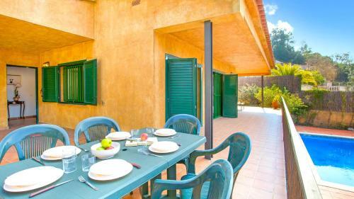 Lloret De Mar Villa Sleeps 6