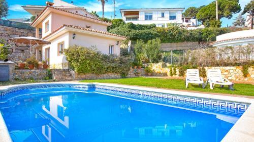 Lloret De Mar Villa Sleeps 6