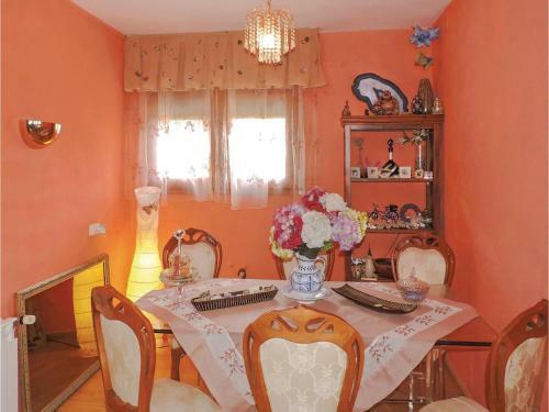 Three-bedroom Holiday Home In Miami Platja