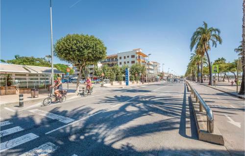 Three-bedroom Holiday Home In Miami Platja