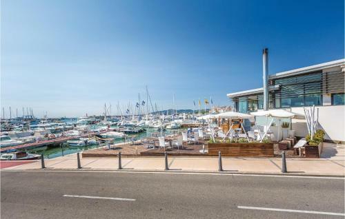 Three-bedroom Holiday Home In Miami Platja