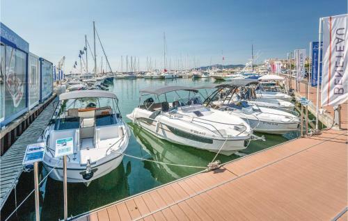 Three-bedroom Holiday Home In Miami Platja