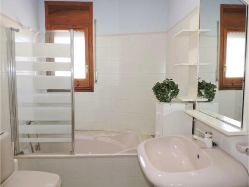 Three-bedroom Holiday Home In Miami Platja